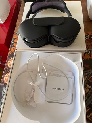 AirPods Max Apple Grigio Siderale preferenza in mano