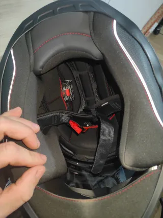 Casco de moto negro mate