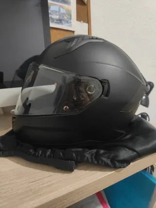 Casco de moto negro mate