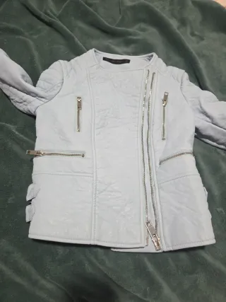 Cazadora azul efecto piel Zara