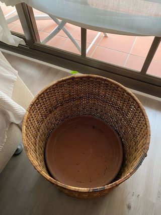 Macetas grandes mimbre y plástico