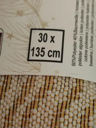 Caminho de mesa com pinheiros