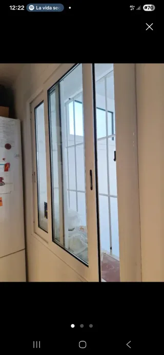 Ventana de aluminio con reja de hierro, de herrero