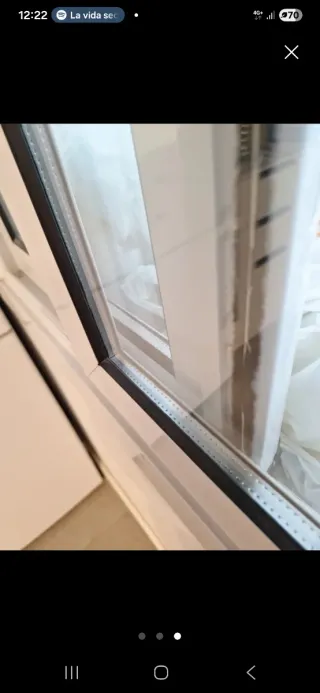 Ventana de aluminio con reja de hierro, de herrero