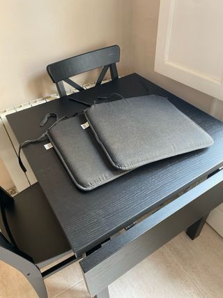 Mesa comedor y 2 sillas negras IKEA