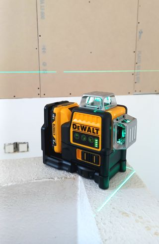 NIVEL LASER 12 LINEAS, CARGADOR Y BATERIA ¡NUEVO!