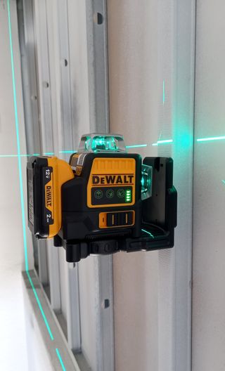 NIVEL LASER 12 LINEAS, CARGADOR Y BATERIA ¡NUEVO!