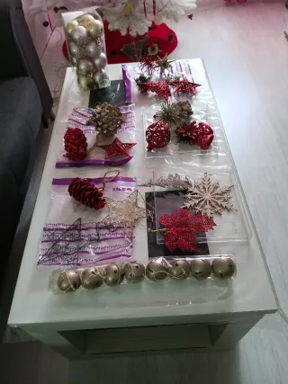 Adornos Navideños Dorados y Rojos