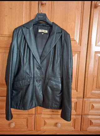 Chaqueta de piel negra