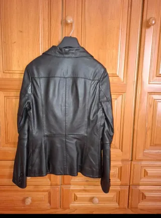 Chaqueta de piel negra