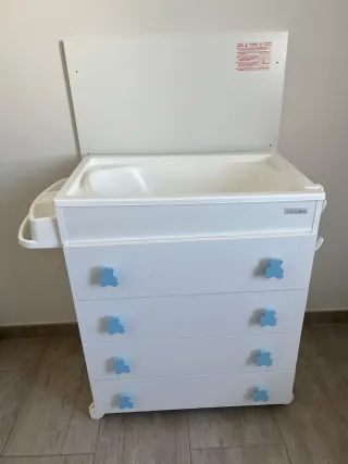 Cómoda con bañera para bebes.MARCA TRAMA.