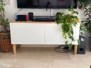 Aparador blanco y madera