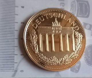 Moneda Conmemorativa muro de Berlín chapada en oro