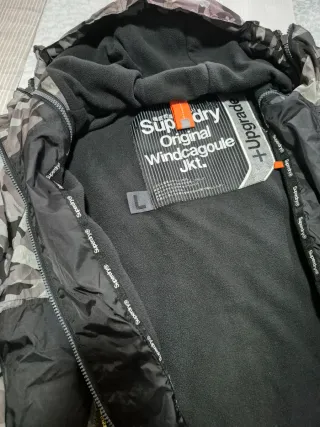 Chaqueta Superdry con capucha impermeable.