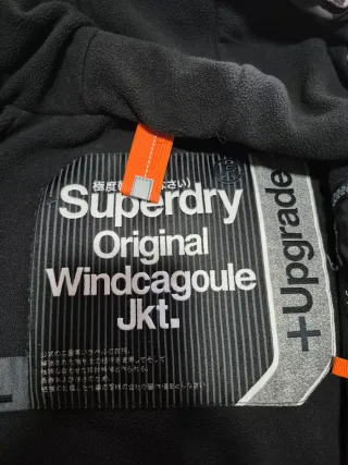 Chaqueta Superdry con capucha impermeable.