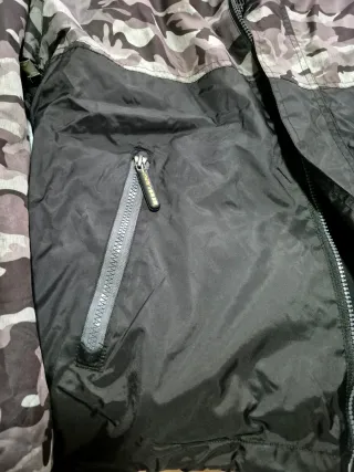 Chaqueta Superdry con capucha impermeable.