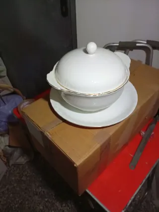 Sopera de porcelana blanca y dorada