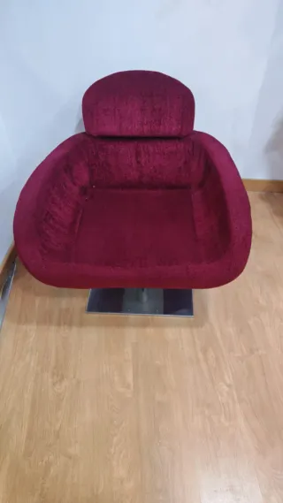 2 sillónes de tela rojo con base metálica