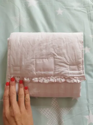 Cambiador de bebé rosa con volantes