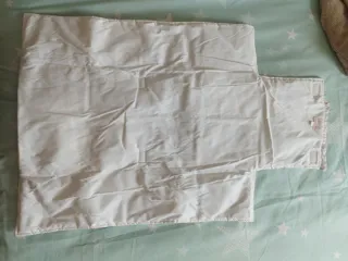 Cambiador de bebé rosa con volantes