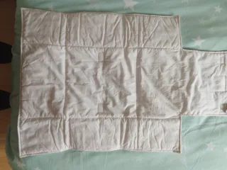 Cambiador de bebé rosa con volantes