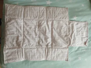 Cambiador de bebé rosa con volantes