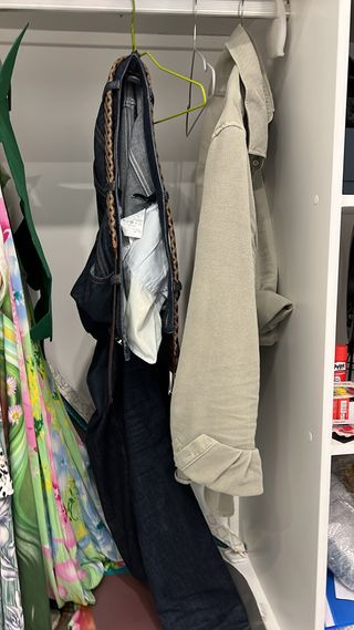 Jeans y chaqueta beige