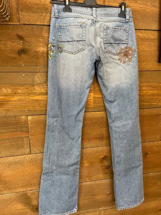 Vaqueros Mujer Desgastados con Bordado
