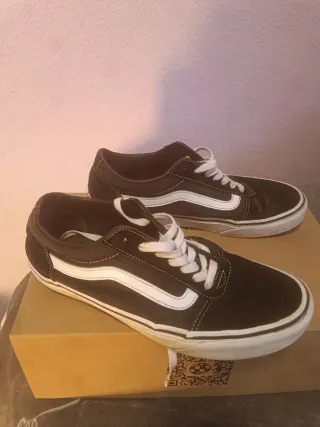 Zapatillas Vans Negras y Blancas