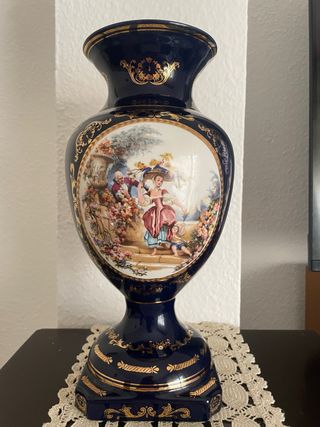 Jarrón de porcelana azul y dorado