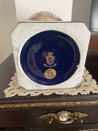 Jarrón de porcelana azul y dorado