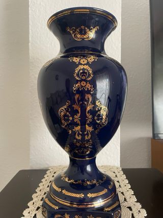Jarrón de porcelana azul y dorado