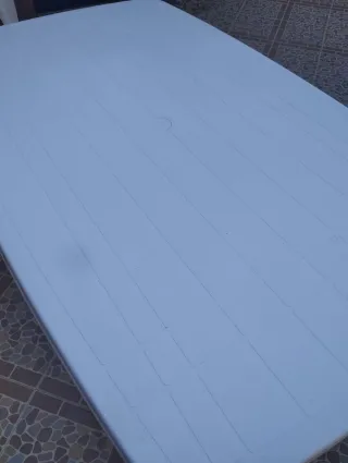 Mesa de patio blanca de plástico