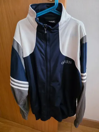 Chaqueta deportiva Adidas azul y blanca