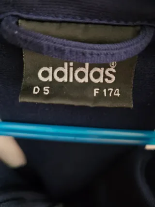Chaqueta deportiva Adidas azul y blanca