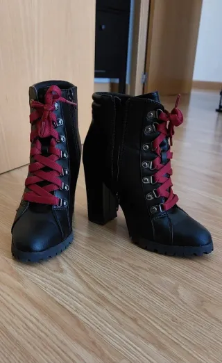 Botines negros con cordones rojos