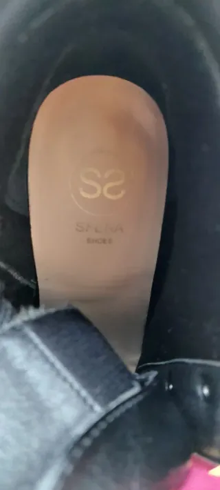 Botines negros con cordones rojos