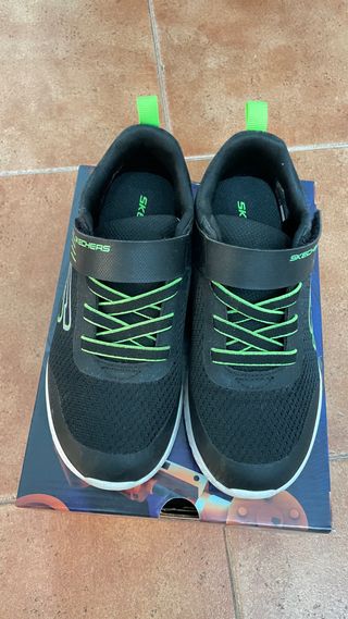 Zapatos niño Skechers negros y verdes talla 33