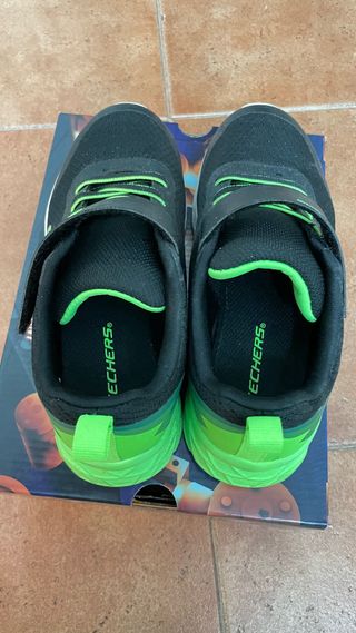 Zapatos niño Skechers negros y verdes talla 33