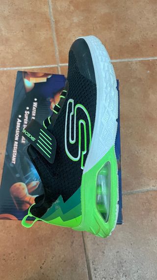 Zapatos niño Skechers negros y verdes talla 33