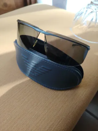 Gafas de sol Armani negras y plateadas