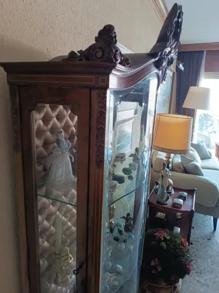 Vitrina de cristal curvado y madera