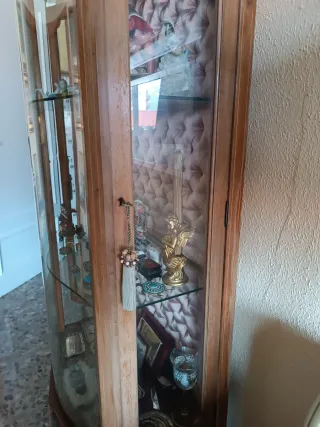 Vitrina de cristal curvado y madera