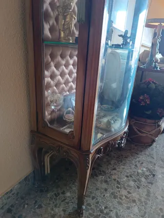 Vitrina de cristal curvado y madera