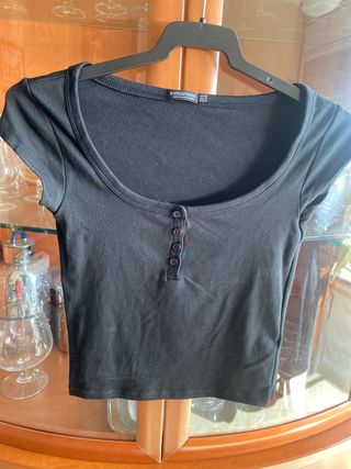 Camiseta negra manga corta con botones