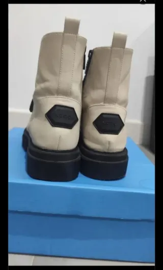 Botas de piel beige y negras