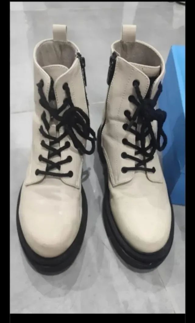 Botas de piel beige y negras