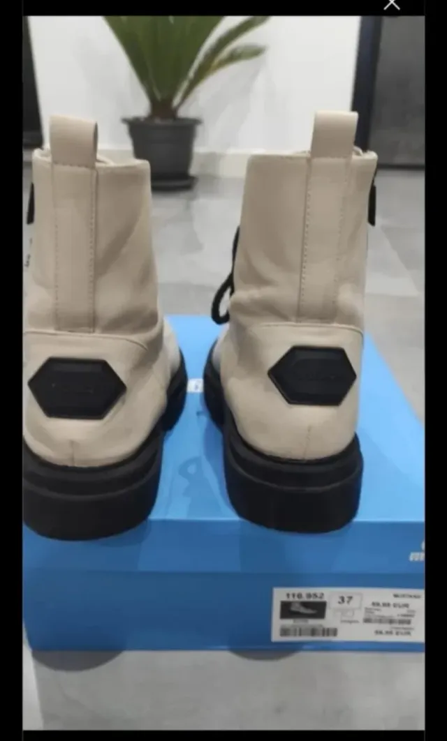 Botas de piel beige y negras