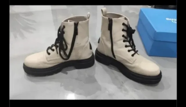 Botas de piel beige y negras