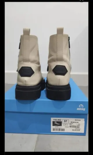 Botas de piel beige y negras